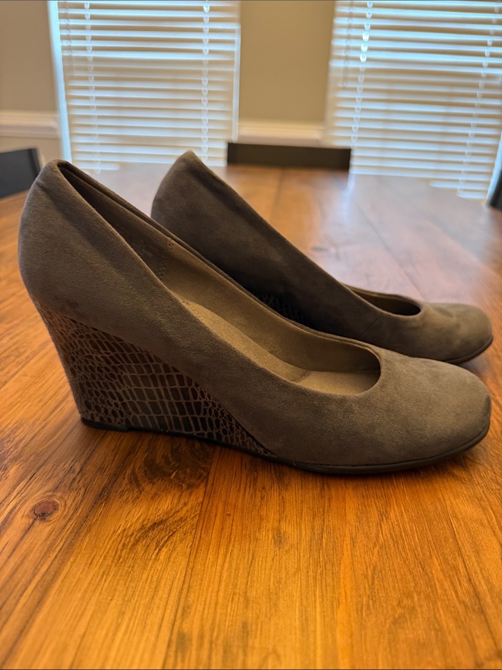 AEROSOLES Gray Suede Wedge Pumps with Croc-Textured Heel. Size 10